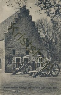 Doorwerth - Binnenplaats Kasteel Doorwerth met oude gevel  [001-0425