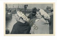 Scheveningen - vrouwen bij feestelijk vertrek van de vissersvloot [001-6105