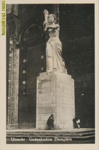Utrecht - Gedenkteken Domplein [002-4919