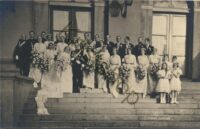 Ned Kon familie Het Prinselijk paar temidden van Bruidsmeisjes en -jonkers  [010-2244