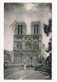 Paris - Le Parvis de Notre-Dame [KRST011-6861