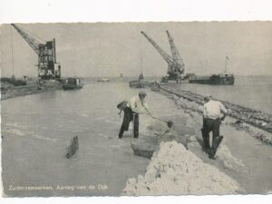 Zuiderzeewerken -  aanleg van de Dijk [001-3490