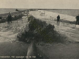 Zuiderzeewerken - Opspuiten van de dijk [001-4869