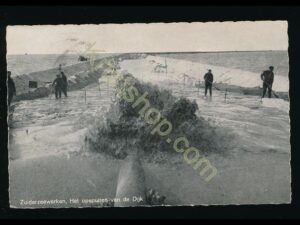 Zuiderzeewerken - Het opspuiten van de Dijk [002-0008