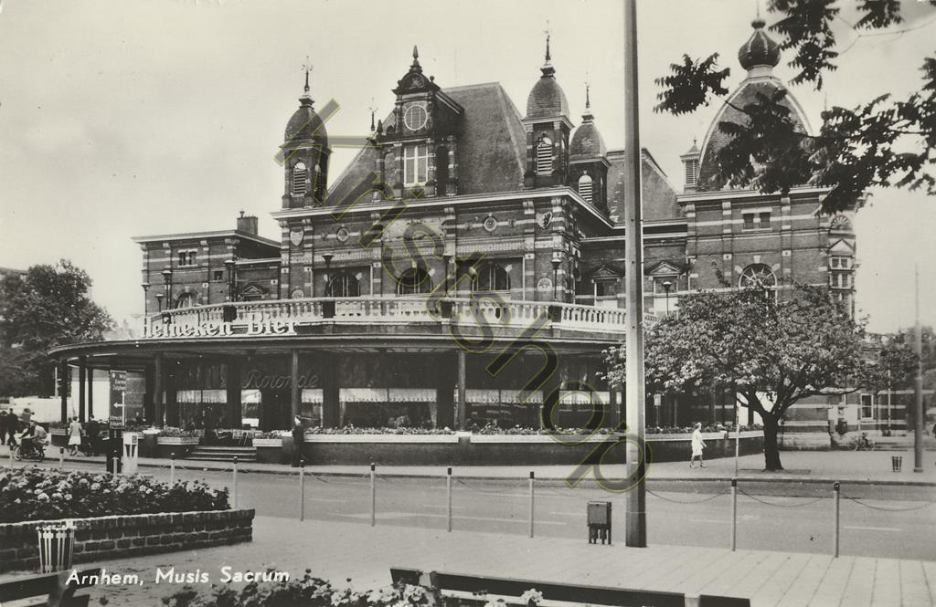KRST002-1279_0.jpg Arnhem - Musis Sacrum - oude bussen [002-1279