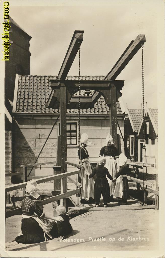 KRST002-5050_0.jpg Volendam - Praatje op de Klapbrug [002-5050