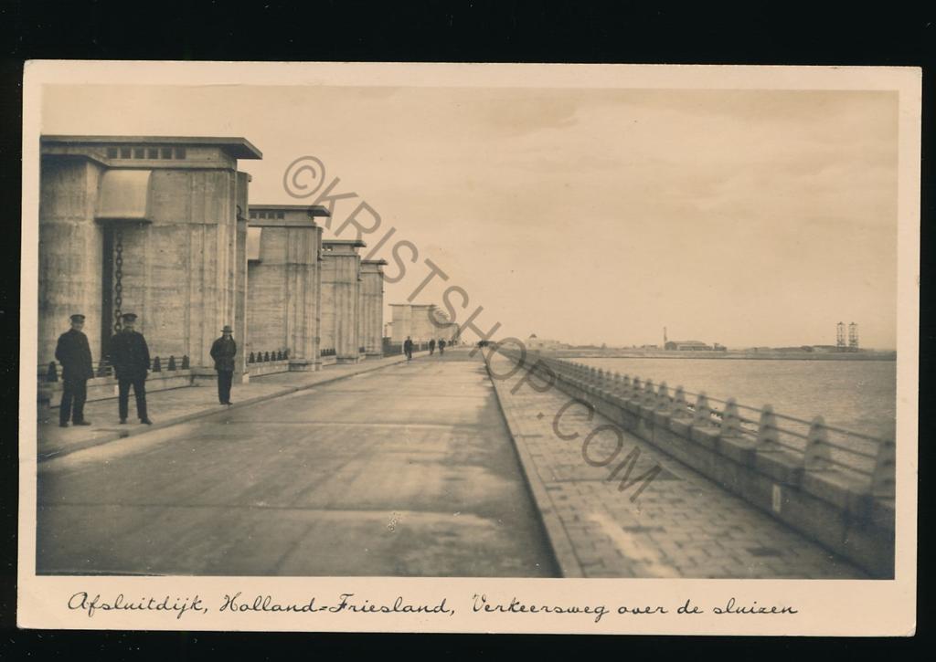 KRST002-5358_0.jpg Afsluitdijk - Holland-Friesland - Verkeersweg over de sluizen [002-5358