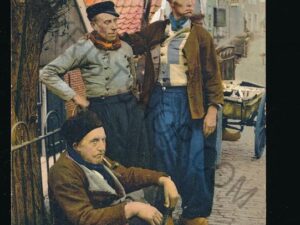 Mannen in klederdracht met pijp omstreeks 1910 [002-5499