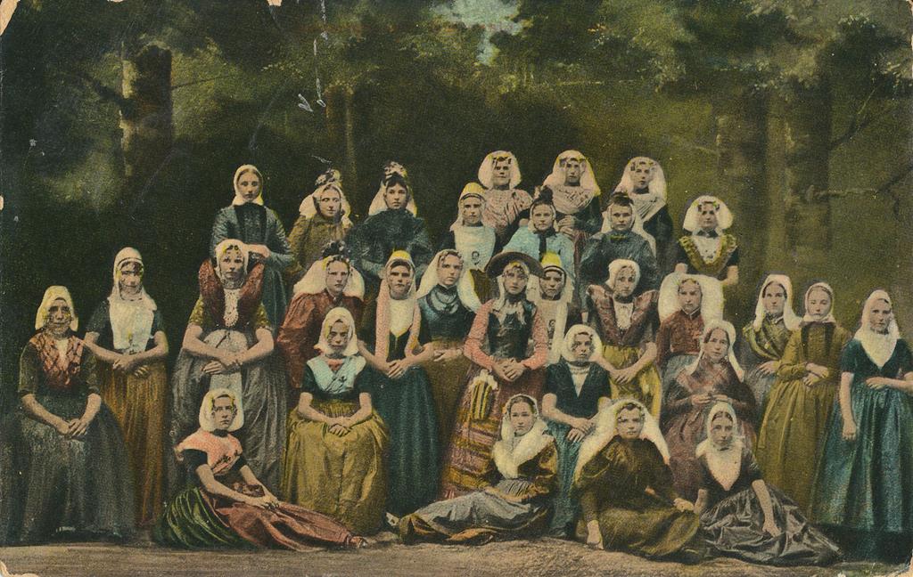 KRST002-6268_0.jpg ??? Groep vrouwen in Klederdracht [002-6268