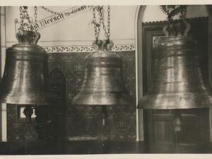 Zoekplaatje - Drie grote (kerk) klokken [002-7180