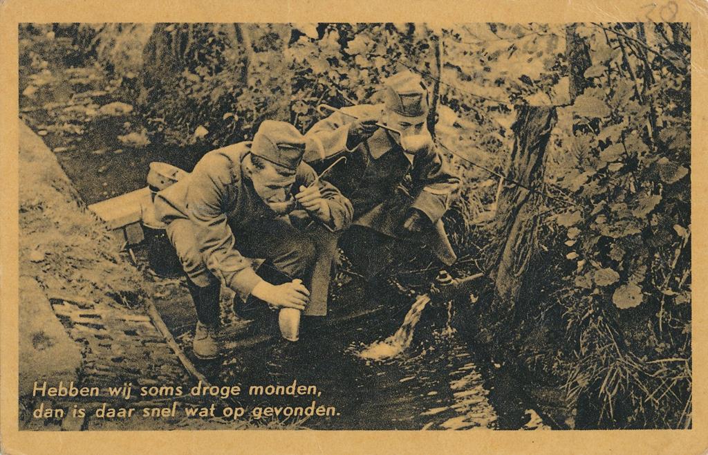 KRST002-7299_0.jpg Militair - Waterscheppen en drinken [002-7299