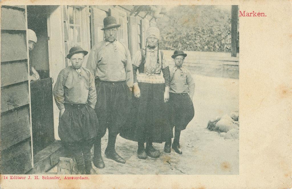 KRST002-7327_0.jpg Marken - Gezin in klederdracht [002-7327