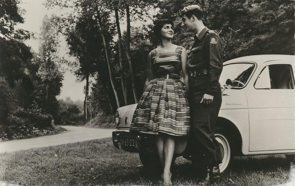KRST002-7375_0.jpg Neerlands Hoop Militair met viendin [002-7375