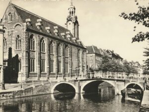 Leiden - Universiteit  [002-7402
