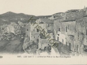 Les Baux-L'Hôtel de Ville et la Rue Porte Eygières [004-0920