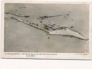 Zuiderzeewerken - Aanleg Sluisput op het Kornwerderzand - KLM Foto [004-6201