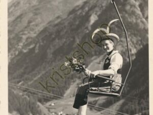 Ötztaler Dirndl auf dem Sessel Lift Sölden [005-1166