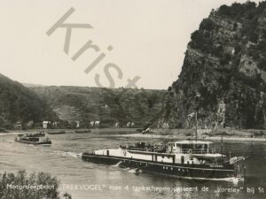 St Goar - Motorsleepboot Trekvogel passeert Loreley [005-3177