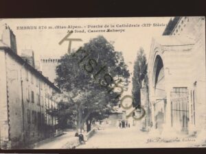 Embrun - Porche de la Cathédrale - Au Fond Caserne Saharpe [005-4218