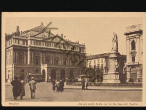 Milano - Piazza della con la facciata del Teatro [005-4838