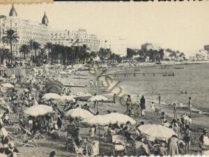 Cannes - La Plage et les Hôtels [005-6705