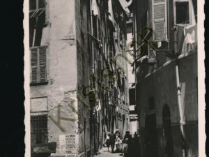 Nice - Une rue dans le vieux Nice [006-5198