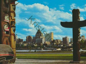 Canada - Totem Poles and skyline Vancouver [KRST007-0981