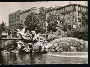 Düsseldorf - Tritonengruppe am Stadtgraben [KRST007-1712