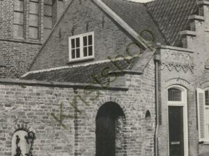 Assen - Oude Kloostermuur met pomp [KRST007-4494