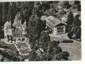 Bayern Heim - Schloßgebäude und Parkhaus [KRST007-6141