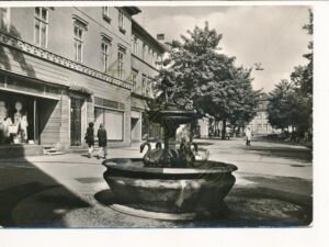 Weimar - Gänsemännchenbrunnen Schillerstraße [KRST007-6173
