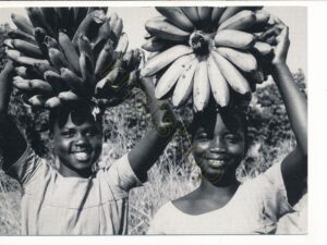 Oeganda - Uganda - Children with banana's [KRST007-6237