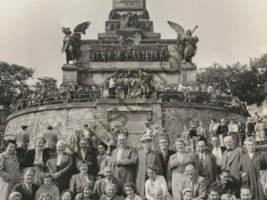 Rüdesheim - Niederwald - Monument mit L viele Leute [KRST008-4548