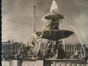 Paris - Une des fontaines de la Place de la Concorde [KRST008-5889