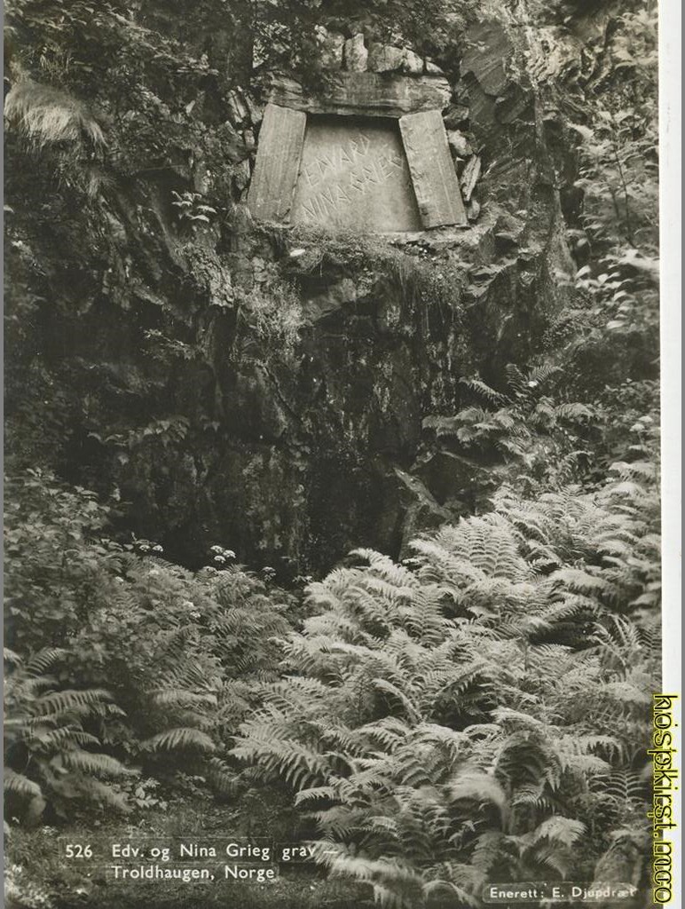 KRST008-6663_0.jpg Edv Og Nina Grieg grav - Troldhaugen [KRST008-6663