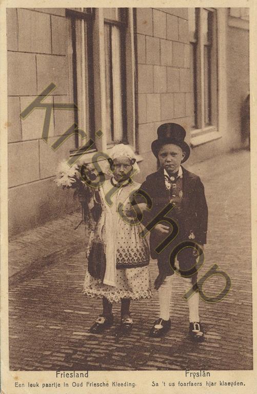 KRST009-1114_0.jpg Friesland - Leuk paartje in Friese klederdracht (folklore) [009-1114