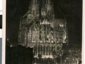 Der Kölner Dom in Scheinwerferlicht von Osten [KRST009-1709