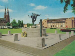 Eindhoven - Bevrijdingsmonument-Stadh uis[009-2741