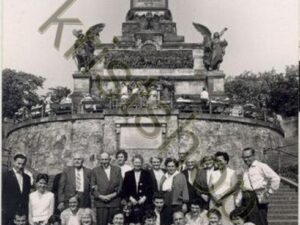 Denkmal mit eine Gruppe Menschen [009-3645