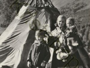 Norge - Lappemer ved teltet - folklore  [009-4682