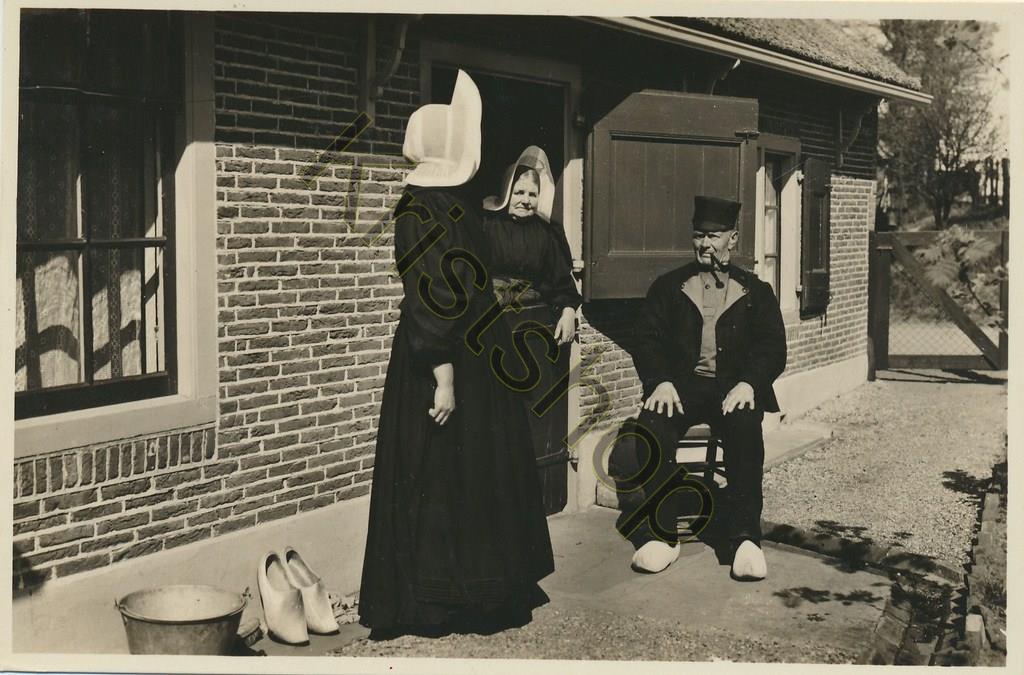 KRST009-4895_0.jpg Huizen (NH) - Over de Onderdeur - folklore - klederdracht [009-4895