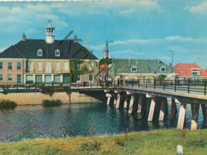 Ommen - Gemeentehuis met Vechtbrug [009-7052