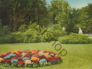 Zoekplaatje - standbeelden en bloemenperk  [009-7725