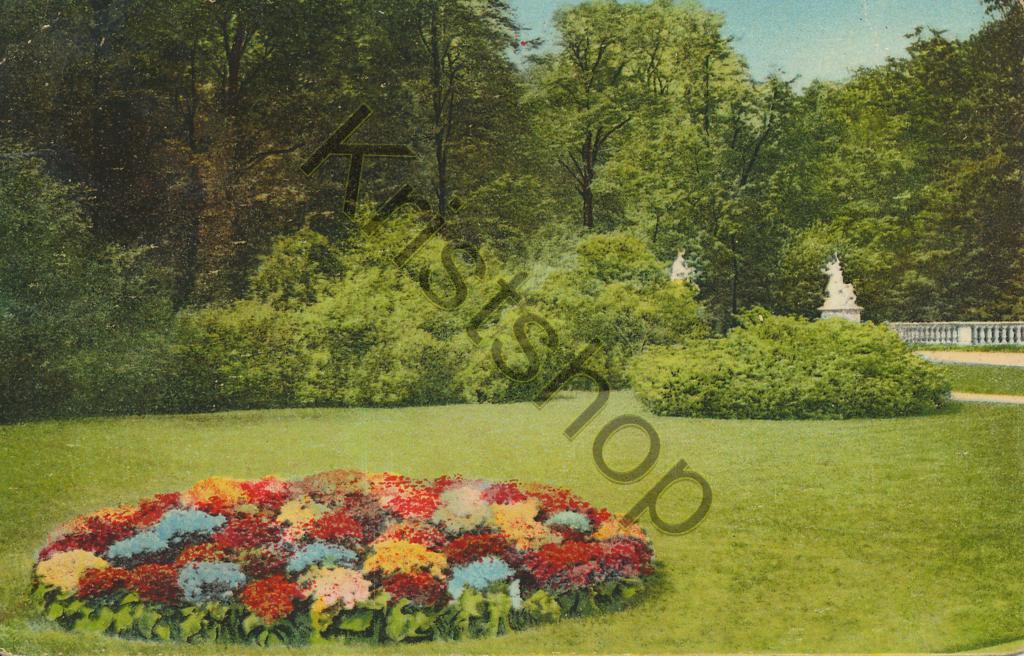 KRST009-7725_0.jpg Zoekplaatje - standbeelden en bloemenperk [009-7725