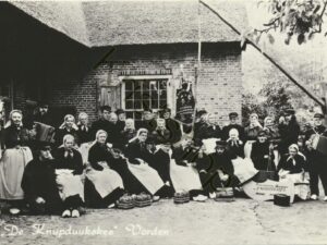 Vorden - De Knupduukskes - Klederdracht [009-7938