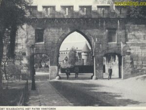 Maastricht - Poort Waarachtig met Pater Vinktoren [KRST009-8261