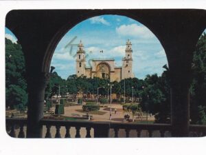Mexico - La Plaza Principal y la Cathedral desde un Arco [010-1875