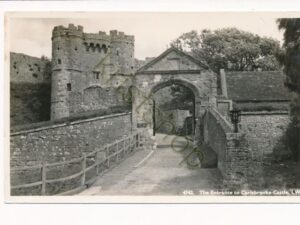 The Entrance to Carisbrooke Castle - IW [010-2169