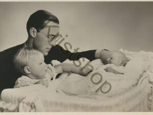 Ned Kon familie Pr Bernard en Pr Beatrix bij haar zusje - Augustus 1939  [010-2219