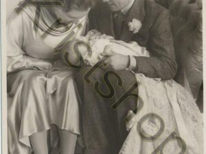 Ned Kon familie Juliana en Bernard met Beatrix in statiekleed  [010-2291